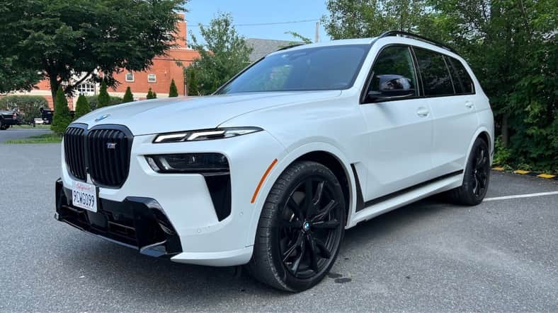 The front end quarter of the 2023 BMW X7