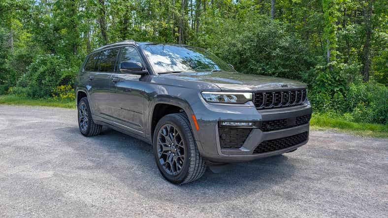 The front quarter end of the 2026 Jeep Grand Cherokee L Summit Reserve