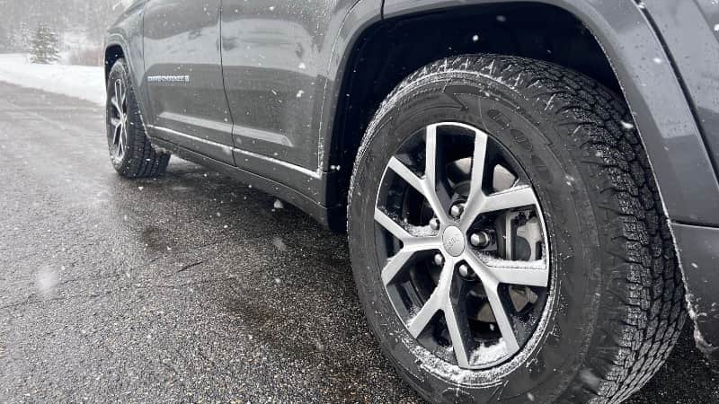 All-weather, all-terrain tires helped the Jeep Grand Cherokee 4xe grip the snowy road. Photo: Allison Bell
